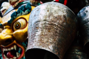 Pokhara Nepal 18 Eylül 2018 geleneksel Nepalce dekoratif objeler Closeup sabah Pokhara Hediyelik eşya mağazasında satılan