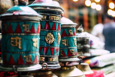 Pokhara Nepal 18 Eylül 2018 geleneksel Nepalce dekoratif objeler Closeup sabah Pokhara Hediyelik eşya mağazasında satılan