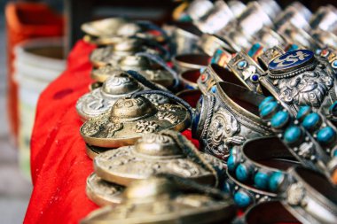 Pokhara Nepal 18 Eylül 2018 geleneksel Nepalce dekoratif objeler Closeup sabah Pokhara Hediyelik eşya mağazasında satılan