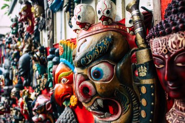 Pokhara Nepal 18 Eylül 2018 geleneksel Nepalce dekoratif objeler Closeup sabah Pokhara Hediyelik eşya mağazasında satılan