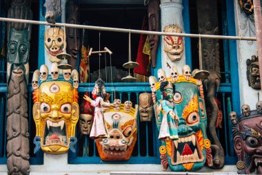 Pokhara Nepal 18 Eylül 2018 geleneksel Nepalce dekoratif objeler Closeup sabah Pokhara Hediyelik eşya mağazasında satılan