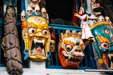 Pokhara Nepal 18 Eylül 2018 geleneksel Nepalce dekoratif objeler Closeup sabah Pokhara Hediyelik eşya mağazasında satılan