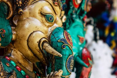 Pokhara Nepal 18 Eylül 2018 geleneksel Nepalce dekoratif objeler Closeup sabah Pokhara Hediyelik eşya mağazasında satılan