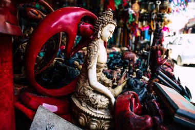 Pokhara Nepal 18 Eylül 2018 geleneksel Nepalce dekoratif objeler Closeup sabah Pokhara Hediyelik eşya mağazasında satılan