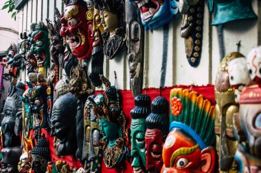 Pokhara Nepal 18 Eylül 2018 geleneksel Nepalce dekoratif objeler Closeup sabah Pokhara Hediyelik eşya mağazasında satılan