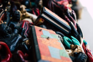 Pokhara Nepal 18 Eylül 2018 geleneksel Nepalce dekoratif objeler Closeup sabah Pokhara Hediyelik eşya mağazasında satılan