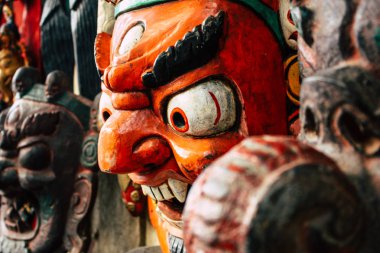 Pokhara Nepal 18 Eylül 2018 geleneksel Nepalce dekoratif objeler Closeup sabah Pokhara Hediyelik eşya mağazasında satılan