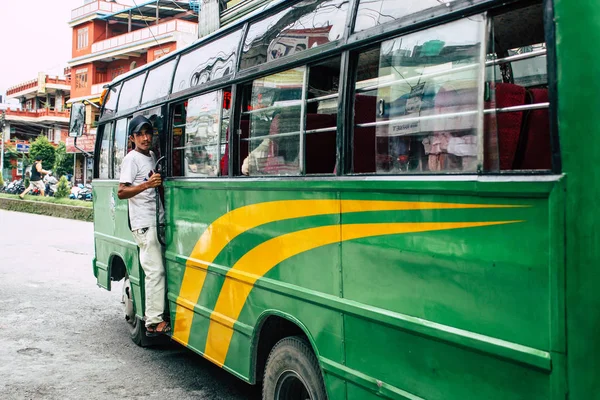 Pokhara Nepal 18 Eylül 2018 Closeup Nepal yerel otobüs yeni Road sabah Pokhara içinde sokak