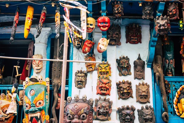 Pokhara Nepal 18 Eylül 2018 geleneksel Nepalce dekoratif objeler Closeup sabah Pokhara Hediyelik eşya mağazasında satılan