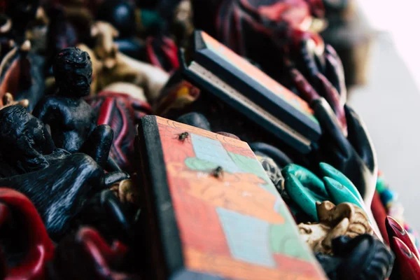 Pokhara Nepal 18 Eylül 2018 geleneksel Nepalce dekoratif objeler Closeup sabah Pokhara Hediyelik eşya mağazasında satılan