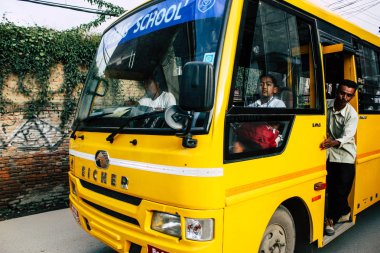 Pokhara Nepal 18 Eylül 2018 Pokhara içinde sabah haddeleme geleneksel bir sarı okul otobüsü görünümünü
