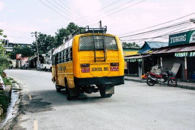 Pokhara Nepal 18 Eylül 2018 Pokhara içinde sabah haddeleme geleneksel bir sarı okul otobüsü görünümünü