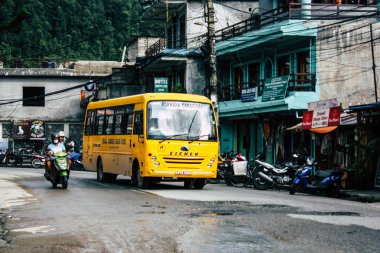 Pokhara Nepal 18 Eylül 2018 Pokhara içinde sabah haddeleme geleneksel bir sarı okul otobüsü görünümünü
