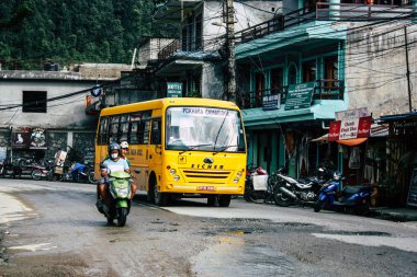 Pokhara Nepal 18 Eylül 2018 Pokhara içinde sabah haddeleme geleneksel bir sarı okul otobüsü görünümünü