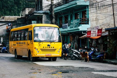 Pokhara Nepal 18 Eylül 2018 Pokhara içinde sabah haddeleme geleneksel bir sarı okul otobüsü görünümünü
