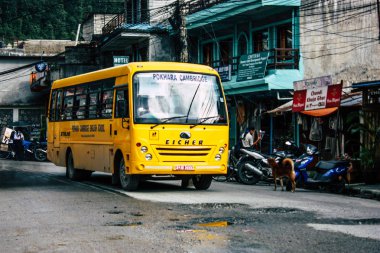 Pokhara Nepal 18 Eylül 2018 Pokhara içinde sabah haddeleme geleneksel bir sarı okul otobüsü görünümünü