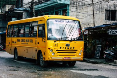 Pokhara Nepal 18 Eylül 2018 Pokhara içinde sabah haddeleme geleneksel bir sarı okul otobüsü görünümünü