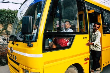Pokhara Nepal 18 Eylül 2018 Pokhara içinde sabah haddeleme geleneksel bir sarı okul otobüsü görünümünü
