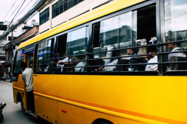 Pokhara Nepal 18 Eylül 2018 Pokhara içinde sabah haddeleme geleneksel bir sarı okul otobüsü görünümünü