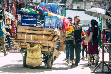 Katmandu Nepal 10 Eylül 2018 Thamel Street Kathmandu sabah bilinmeyen Nepalce emekçilerin görünümünü