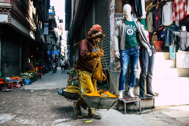 Katmandu Nepal 10 Eylül 2018 Thamel Street Kathmandu sabah bilinmeyen Nepalce emekçilerin görünümünü