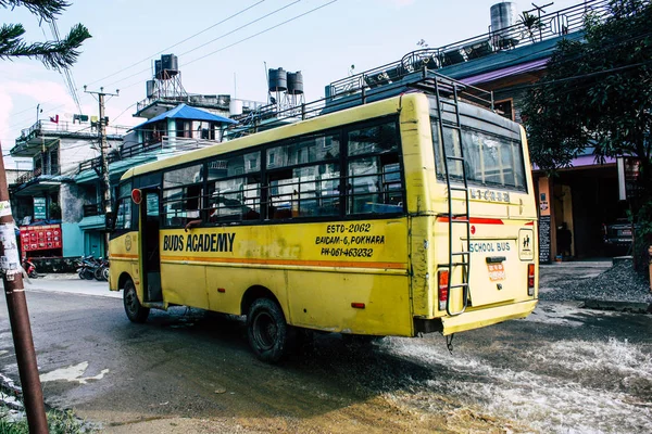 Pokhara Nepal Setembro 2018 Vista Ônibus Escolar Amarelo Tradicional Rolando — Fotografia de Stock