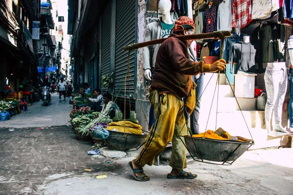 加德满都尼泊尔2018年9月10日上午在加德满都 Thamel 街工作的尼泊尔人不详的看法 — 图库照片