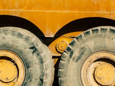 Kudüs İsrail 10 Eylül 2018 öğleden sonra Kudüs yakınlarında bir inşaat alanında bir sarı kamyon görünümünü