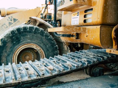 Kudüs İsrail 10 Eylül 2018 öğleden sonra Kudüs yakınlarında bir inşaat alanında bir sarı kamyon görünümünü