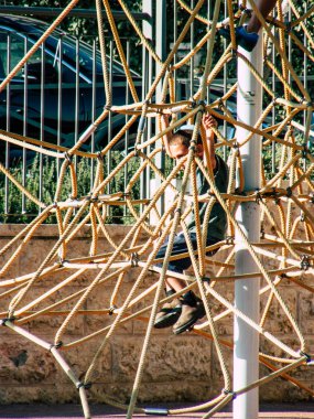 Kudüs İsrail 11 Eylül 2018 öğleden sonra Kudüs'te genel bir bahçede oynayan çocuklar görünümünü