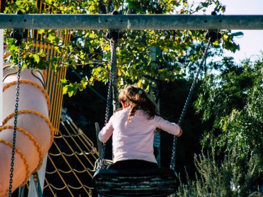 Kudüs İsrail 11 Eylül 2018 İsrail görünümünü çocuklar Kudüs Caddesi'nde bir bisiklet ile öğleden sonra oynarken