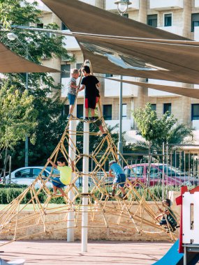 Kudüs İsrail 11 Eylül 2018 İsrail görünümünü çocuklar Kudüs Caddesi'nde bir bisiklet ile öğleden sonra oynarken