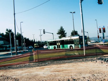 Kudüs İsrail 13 Eylül 2018 öğleden sonra Kudüs Caddesi'nde bir İsrailli otobüs görünümünü