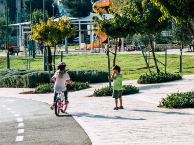 Kudüs İsrail 11 Eylül 2018 İsrail görünümünü çocuklar Kudüs Caddesi'nde bir bisiklet ile öğleden sonra oynarken