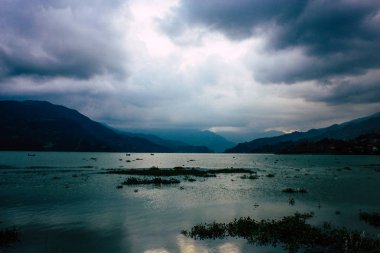 Pokhara Nepal 18 Eylül 2018 bulutlar Phewa Gölü akşam üst görünümünü