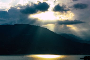 Pokhara Nepal 18 Eylül 2018 bulutlar Phewa Gölü akşam üst görünümünü