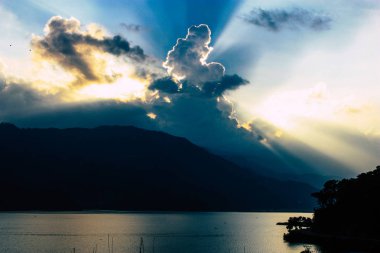 Pokhara Nepal 18 Eylül 2018 bulutlar Phewa Gölü akşam üst görünümünü