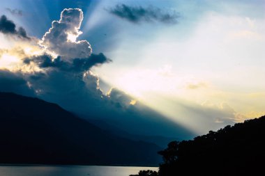 Pokhara Nepal 18 Eylül 2018 bulutlar Phewa Gölü akşam üst görünümünü