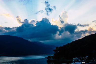 Pokhara Nepal 18 Eylül 2018 bulutlar Phewa Gölü akşam üst görünümünü