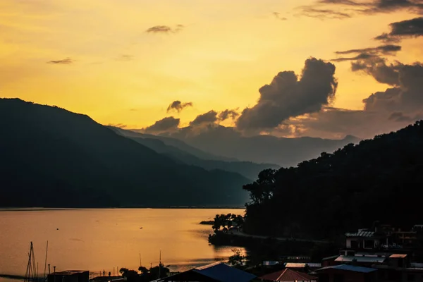 博克拉尼泊尔2018年9月18日晚上费瓦湖顶部云的看法 — 图库照片