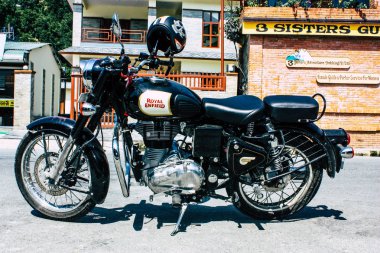 Pokhara Nepal 22 Eylül 2018 Closeup Royal Enfield motosiklet park Pokhara sokaklarında öğleden sonra