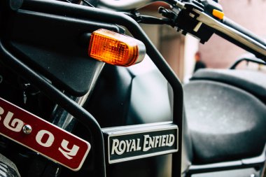 Pokhara Nepal 22 Eylül 2018 Closeup Royal Enfield motosiklet park Pokhara sokaklarında öğleden sonra