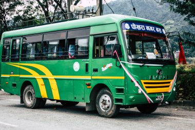 Pokhara Nepal 22 Eylül 2018 Closeup Nepal yerel otobüs yeni Road sabah Pokhara içinde sokak