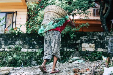 Pokhara Nepal 23 Eylül 2018 Closeup Nepal Porter öğleden sonra Pokara Lakeside yeni bir evin yapımı için kum taşıyan