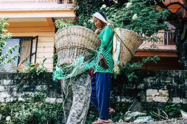 Pokhara Nepal 23 Eylül 2018 Closeup Nepal Porter öğleden sonra Pokara Lakeside yeni bir evin yapımı için kum taşıyan