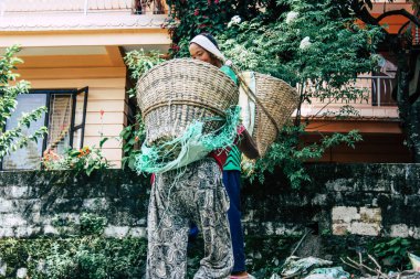Pokhara Nepal 23 Eylül 2018 Closeup Nepal Porter öğleden sonra Pokara Lakeside yeni bir evin yapımı için kum taşıyan