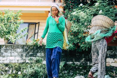 Pokhara Nepal 23 Eylül 2018 Closeup Nepal Porter öğleden sonra Pokara Lakeside yeni bir evin yapımı için kum taşıyan