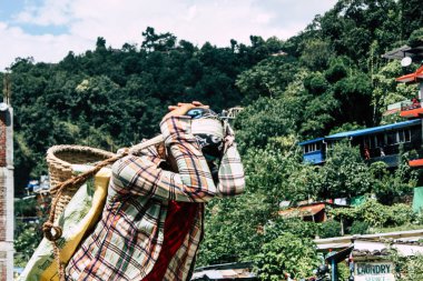 Pokhara Nepal 23 Eylül 2018 Closeup Nepal Porter öğleden sonra Pokara Lakeside yeni bir evin yapımı için kum taşıyan