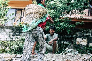 Pokhara Nepal 23 Eylül 2018 Closeup Nepal Porter öğleden sonra Pokara Lakeside yeni bir evin yapımı için kum taşıyan