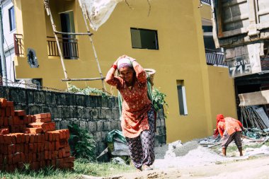 Pokhara Nepal 23 Eylül 2018 Closeup Nepal Porter öğleden sonra Pokara Lakeside yeni bir evin yapımı için kum taşıyan